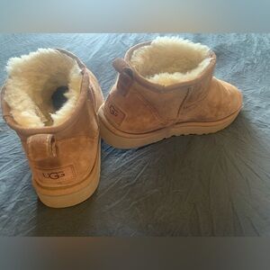 UGG women’s classic ultra mini Size 8.